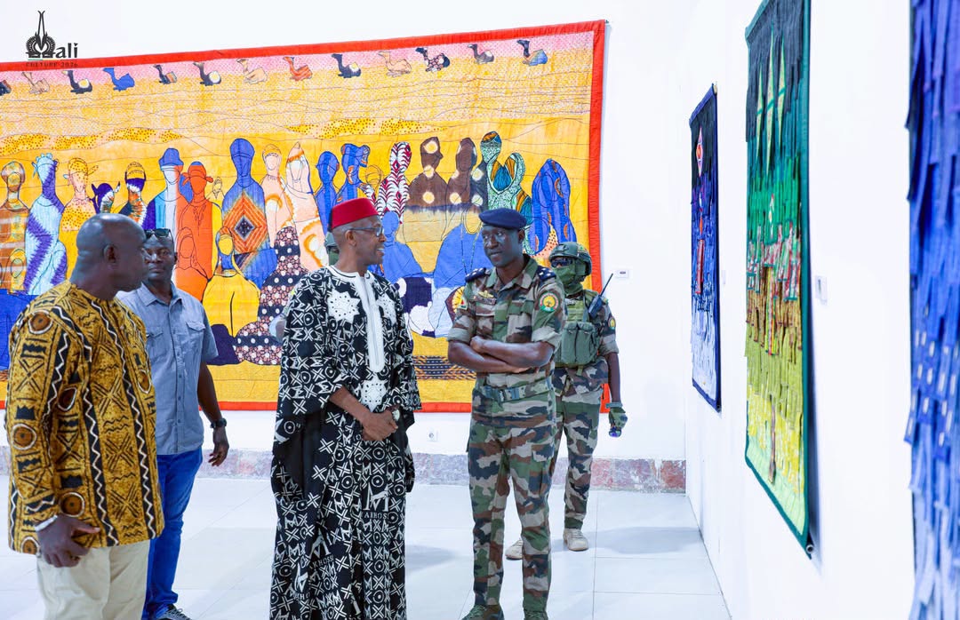 mdaffe's tweet photo. J’ai eu l’honneur d’accueillir le Ministre d’État Ismaël WAGUÉ au Musée national du Mali pour la visite de l’exposition « L’Âme des Signes », consacrée à l’artiste Abdoulaye KONATÉ, mettant en lumière le rôle de l’art dans la promotion de la paix et de la cohésion sociale. https://t.co/fiVdOSPRer