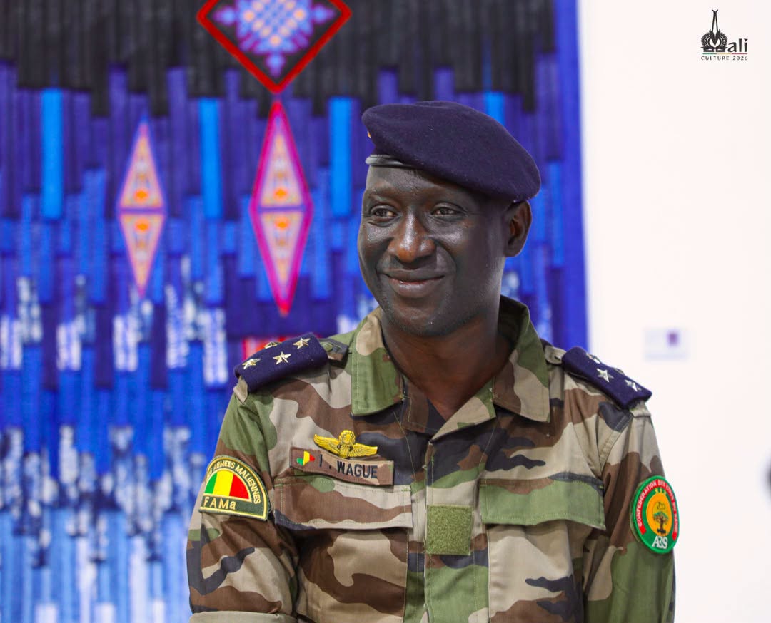 mdaffe's tweet photo. J’ai eu l’honneur d’accueillir le Ministre d’État Ismaël WAGUÉ au Musée national du Mali pour la visite de l’exposition « L’Âme des Signes », consacrée à l’artiste Abdoulaye KONATÉ, mettant en lumière le rôle de l’art dans la promotion de la paix et de la cohésion sociale. https://t.co/fiVdOSPRer