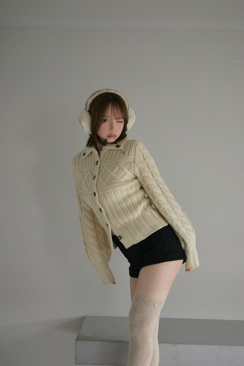 andmaryofficial's tweet photo. Selena cable knit set up
color ivory/beige
¥19,800-tax in

肉厚なニット素材とスウェード調のカットソー素材を組み合わせたトップスとボトムのセットアップ。

発売日10/3(土)store10:30-web20:00-
instalive10/2(金)19:00-

#andmary https://t.co/WjYIjouL8o