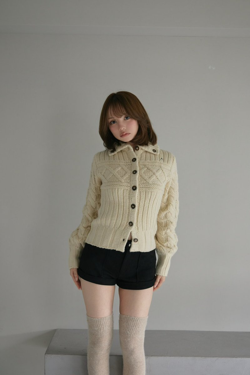 andmaryofficial's tweet photo. Selena cable knit set up
color ivory/beige
¥19,800-tax in

肉厚なニット素材とスウェード調のカットソー素材を組み合わせたトップスとボトムのセットアップ。

発売日10/3(土)store10:30-web20:00-
instalive10/2(金)19:00-

#andmary https://t.co/WjYIjouL8o