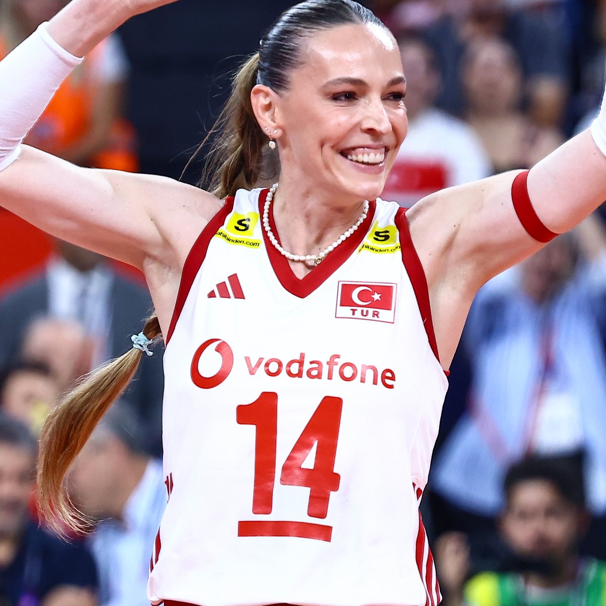 gibbybaris's tweet photo. 🎙️ Eda Erdem, Avrupa Şampiyonası finalinde set arasında Vargas ağlarkenki bakışları ve geri dönüş sorulduğunda:

Şimdi ne kadar özetleyebilirim bilmiyorum. Avrupa Finali oynuyoruz, 2-1 gerideyiz. Benim hani istediğim oyunu ortaya koyamıyorum, takıma yardımcı olmam lazım. Çok stresli bir ortam var. 

Aynı zamanda Dani konuşmasını yapıyor. Dönüp baktığımda Mile'nin ağladığını gördüm ve hani çok hem üzüldüm hem bu beni çok, hepimizi çok hırslandırdı. 

Çünkü hani tüm sezon en iyi şekilde takıma yardımcı olmaya çalışan bir pasör çaprazınız var. Oynadığı oyundan ya da durumdan memnun değil ve bunu hani duygularıyla dışa vuruyor. 

Mile'ye biz hepimiz o anda gerçekten yardım etmek istedik. Hani o an keşke dili olsa da anlatsa, nasıl söylenir bilmiyorum. Bence oyunun kırılma anlarının başında geliyor diyebilirim. 

Çünkü takım olarak çok iyi bir reaksiyon verdik. Ben zaten bunu çok seviyorum bizim takımla ilgili. Bizim hani konuşmamıza gerek yok. Bir bakış, bir hareket, bir temas bizim gerçekten tekrar alevlenmemize, o oyunu en iyi şekilde oynamamıza vesile oluyor. 

O dördüncü set... Üçüncü ile dördüncü set arasındaki o molada zaten oyunun gidişatını tamamıyla değiştirdi. Çok... Aklıma geldikçe de tekrar duygusallaşıyorum. Zaten ekrana da yansımış olan hırs ve duygusallık... Çok keyifli bir andı diyebilirim. 

Sonra dönüp baktığımda diyorum ki: Bu maçın, hani bu turnuvanın bir belgeseli olmalı evet ama bence bu maçın özelinde bir ayrı belgesel kesinlikle olmalı diye düşünüyorum.

📺 @enesyalniz x TRT Spor