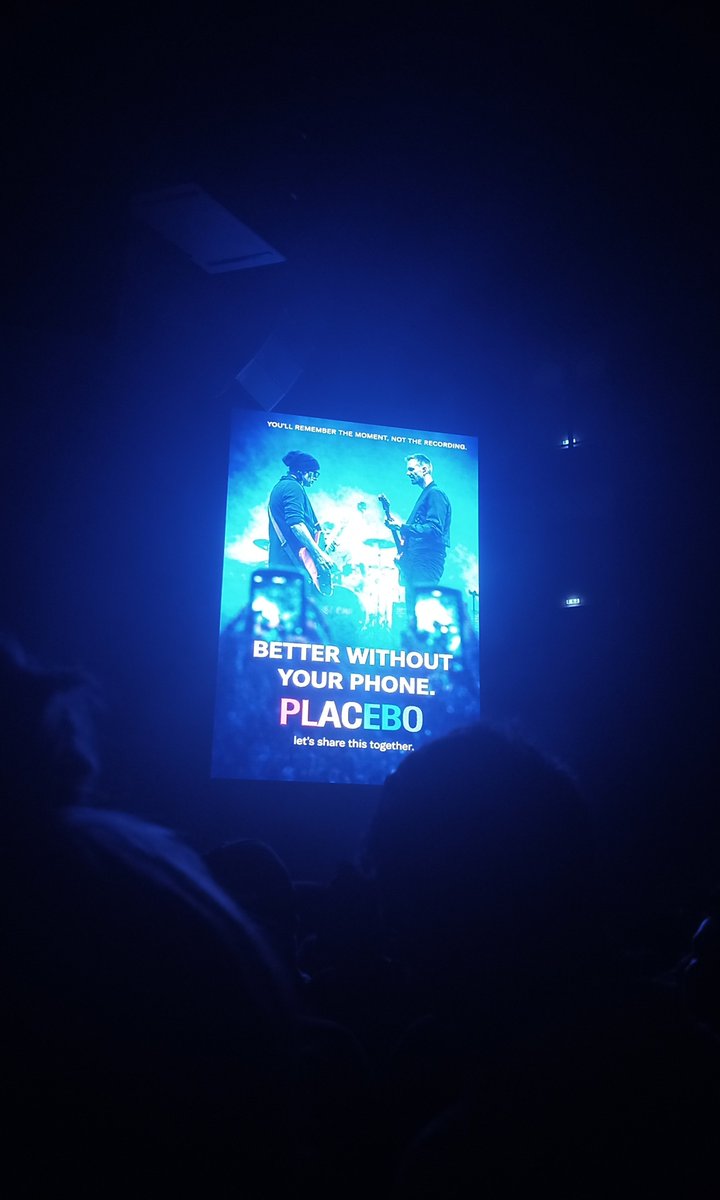 TRSimoes's tweet photo. Nao estava previsto mas lá estava eu no concerto. @PLACEBOWORLD https://t.co/yKZUEeLrx7