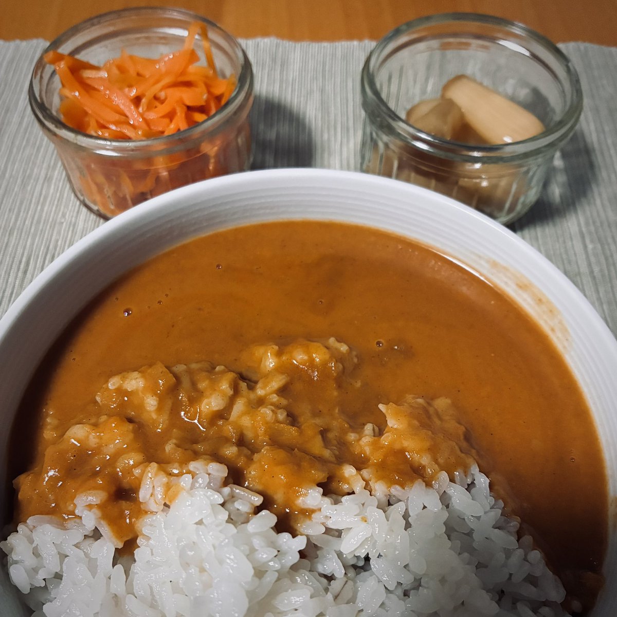yama10432's tweet photo. 今日はレトルト🍛レンチンできんぴらを作り、妻が持たせてくれたらっきょうも食べました。 https://t.co/0VDuvcQqic