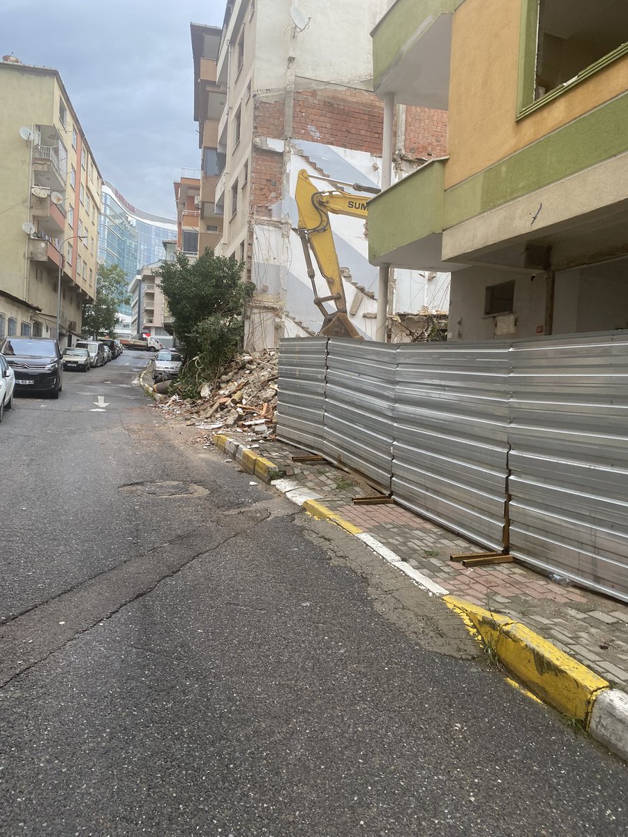 GuvenBedri's tweet photo. Kentsel dönüşümden dolayı buraya koymuşlar, kaldırabilir miyiz? Üçtaş sokak 45 no önü @Pendik_Belediye https://t.co/PaFZgXjsVO
