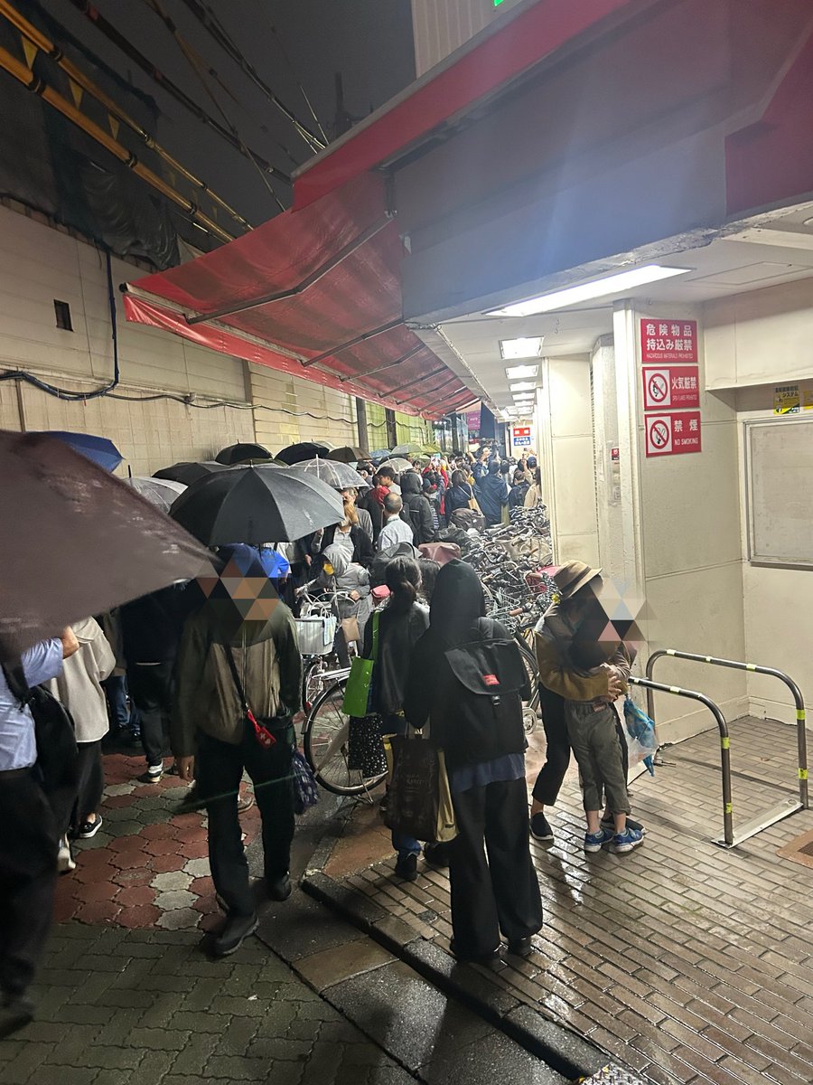 ttkk93's tweet photo. 立石駅前のイトーヨーカドー→ヨークフーズを経て63年の営業に幕。老朽化とのことだけど、2,3年後には再開発で建て壊しが確定してるから、修繕の判断はないよね。
18時閉店前に大勢集まってた。 https://t.co/aWHKUKU3Tn