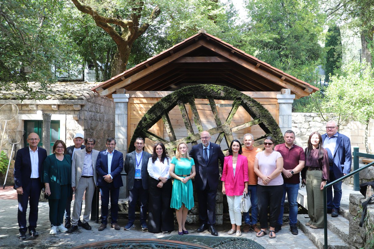 marijana_petir's tweet photo. Nakon uspješno održane konferencije „Od polja do mora – zajednička vizija za prehrambenu sigurnost i stratešku autonomiju EU-a“, izaslanstvima MED9 pokazali smo primjere dobre prakse u Konavlima – Vinariju Crvik, Agroturizam Konavle i Konavoske dvore.

#MED9 #Konavle https://t.co/sPlZRLrVsW
