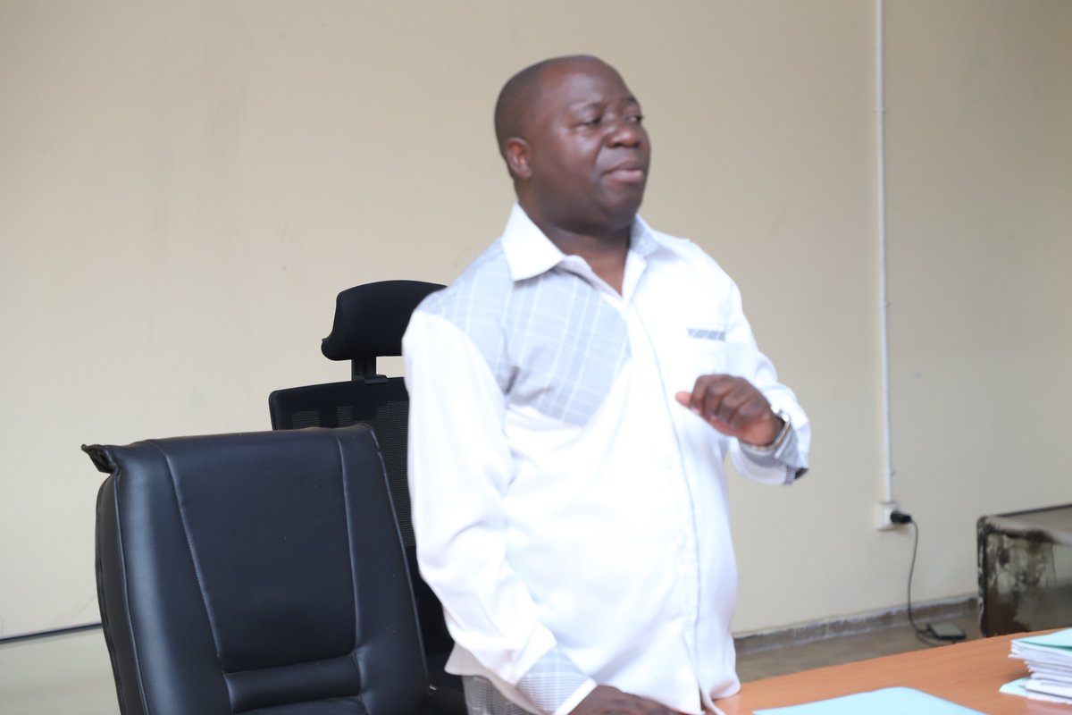MilteBurundi's tweet photo. Le Secrétaire Permanent au #MILTE a tenu une réunion de sensibilisation à l’intention des Directeurs Provinciaux des Infrastructures, des Logements Sociaux, des Transports et de l'Equipement et des responsables de l’@obuhaoffice sur le Décret n°100/126 du 18 septembre 2026 portant viabilisation par intégration et restructuration des quartiers spontanés.
L’objectif est de renforcer l’appropriation de ce cadre légal, la coordination des acteurs et la mise en œuvre d’une urbanisation mieux planifiée, inclusive et durable.
@NtareHouse @BurundiGov