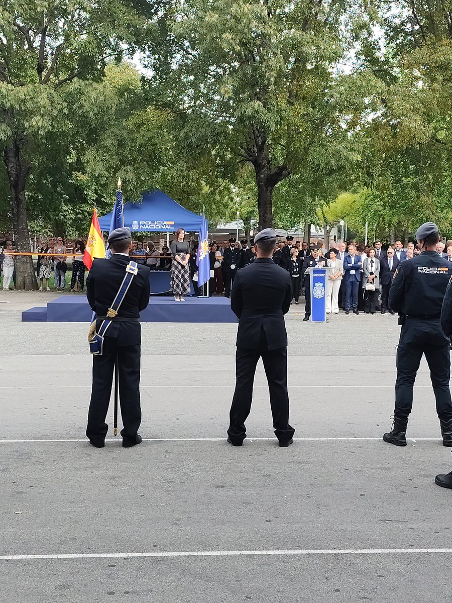 Sipna_Navarra's tweet photo. Grande el homenaje de @policia a los cinco compañeros de @policiaforal_na que fallecieron en el cumplimiento de su labor diaria como servidores públicos. Esto es un homenaje, no una triste mención. Aprendan @PoliciaPamplona, 🏅🏅🏅🏅🏅👆🏻🪽 https://t.co/8LK8acZ6Qo