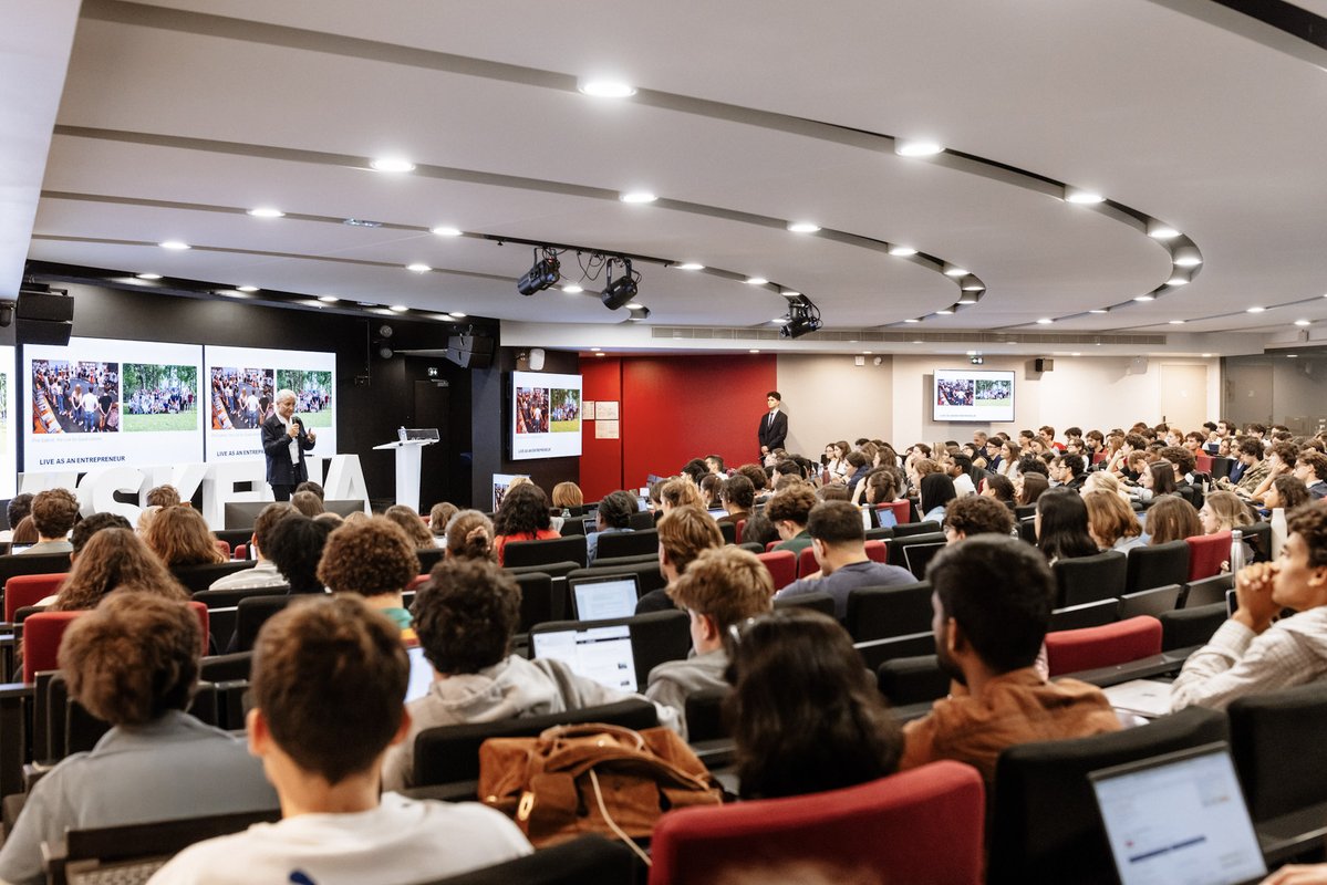 SKEMA_BS's tweet photo. [ACTUALITÉ 🚀] Le 28 septembre, Jean-Philippe Courtois (SKEMA 1983), ancien EVP de Microsoft, était sur le campus Grand Paris pour une masterclass autour de son parcours, des transformations technologiques et des enjeux de l’IA. Détails : https://t.co/Op5pAwCGz9 #WeAreSKEMA https://t.co/gRE3TDpzSI