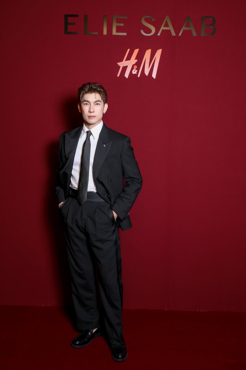 mcinemusic's tweet photo. PARIS AFTER DARK! “มิว ศุภศิษฏ์” ปักหมุดมหานครแฟชั่น ร่วมอีเวนต์ ELIE SAAB H&amp;M https://t.co/FvV8QdzsZO 
#ELIESAABxHMwithMew #HMThailandxMEW #MewSuppasit #HM #HMThailand #ElieSaabxHM https://t.co/SwGmlF015y