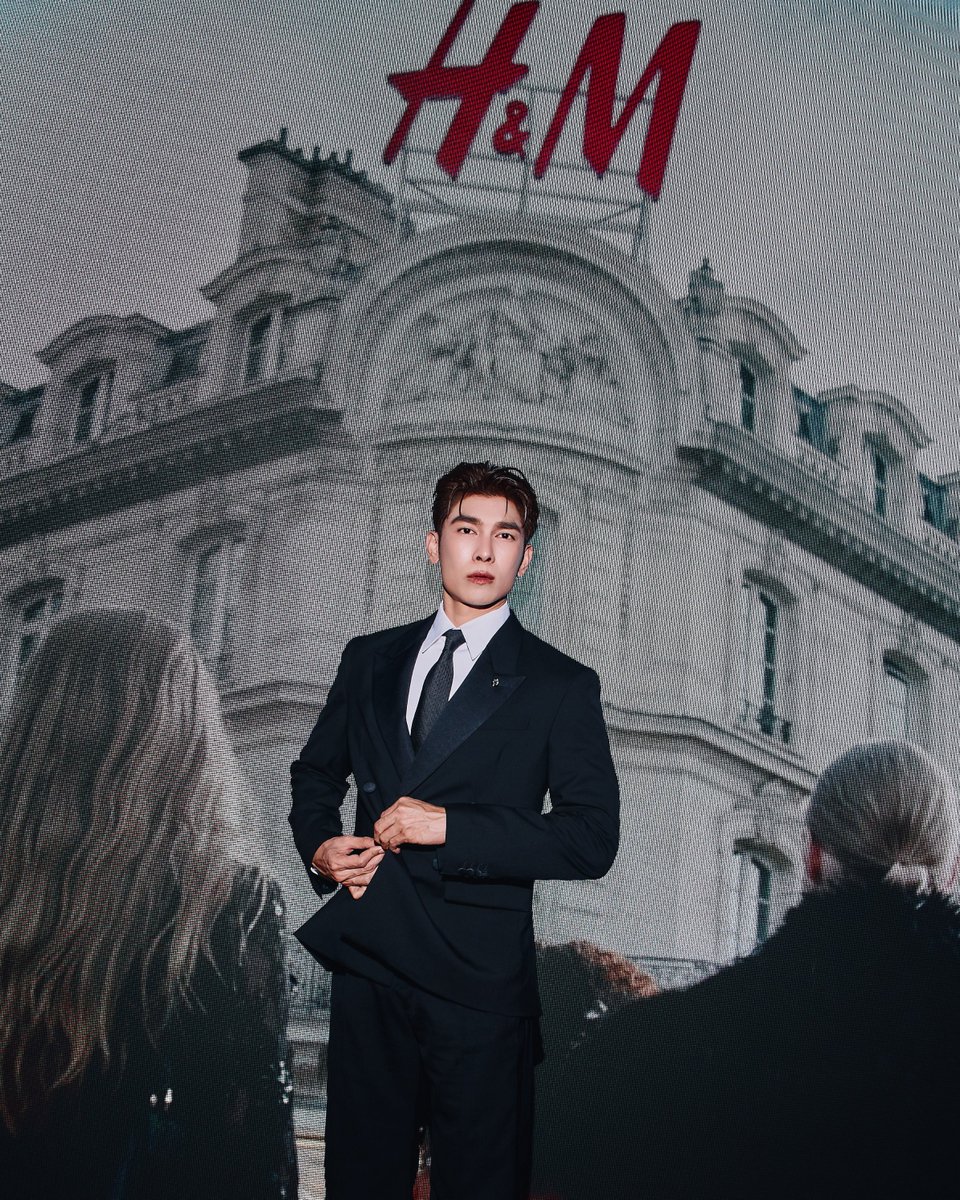 mcinemusic's tweet photo. PARIS AFTER DARK! “มิว ศุภศิษฏ์” ปักหมุดมหานครแฟชั่น ร่วมอีเวนต์ ELIE SAAB H&amp;M https://t.co/FvV8QdzsZO 
#ELIESAABxHMwithMew #HMThailandxMEW #MewSuppasit #HM #HMThailand #ElieSaabxHM https://t.co/SwGmlF015y
