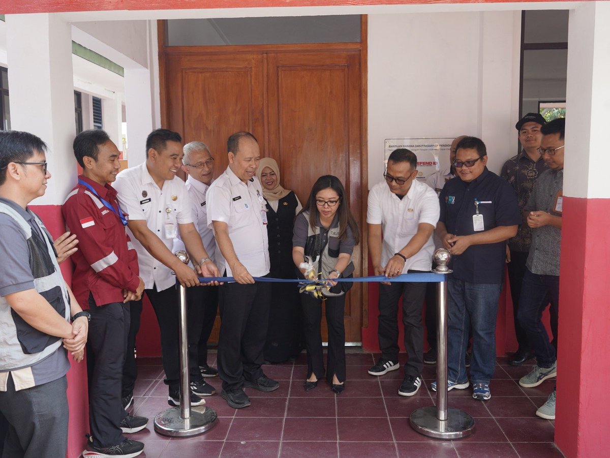 officialptdi's tweet photo. Bandung (30/09) – PTDI dan anggota Holding Defend ID (PT Len Industri, PT Dahana, PT Pindad, dan PT PAL Indonesia) meresmikan renovasi ruang kelas, kamar mandi, serta fasilitas belajar di SDN 187 Lanuma Husein, Bandung.
Baca Selengkapnya [ https://t.co/10SD4iHw0E ] https://t.co/ScJLtyg4D6