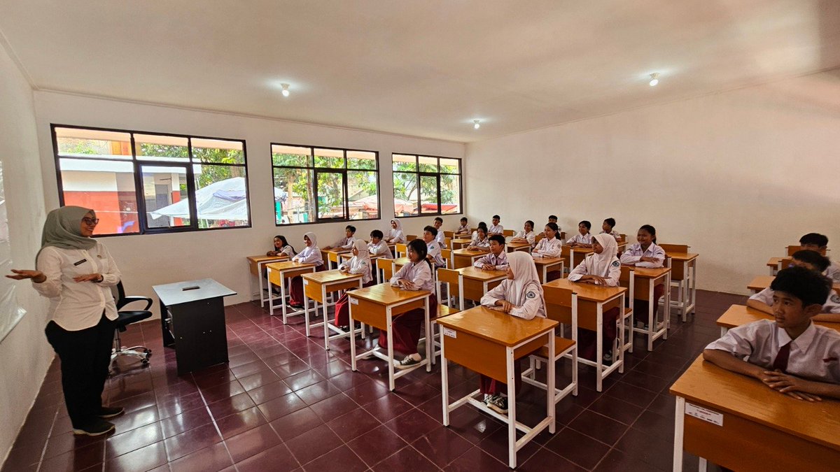 officialptdi's tweet photo. Bandung (30/09) – PTDI dan anggota Holding Defend ID (PT Len Industri, PT Dahana, PT Pindad, dan PT PAL Indonesia) meresmikan renovasi ruang kelas, kamar mandi, serta fasilitas belajar di SDN 187 Lanuma Husein, Bandung.
Baca Selengkapnya [ https://t.co/10SD4iHw0E ] https://t.co/ScJLtyg4D6