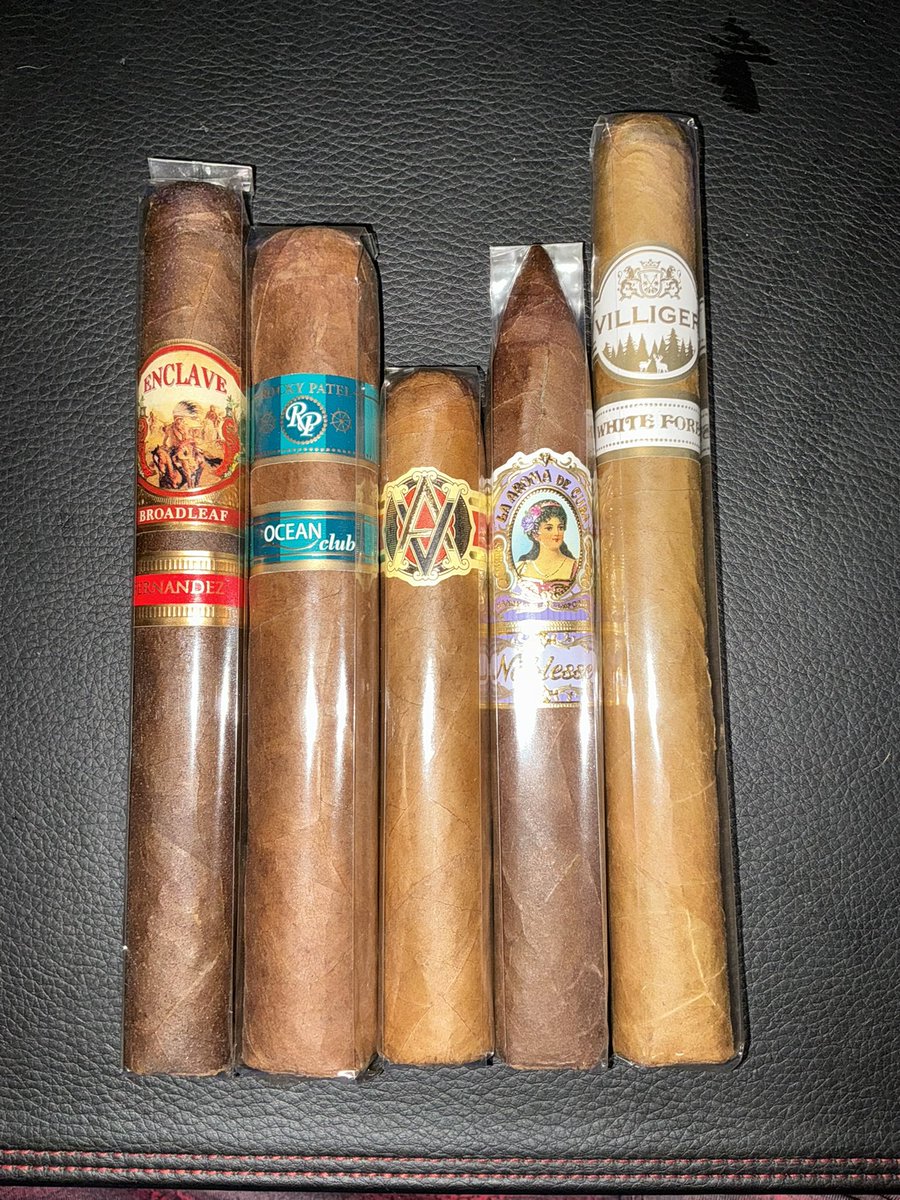 KellyG_FDT's tweet photo. #HoltsCigars #cigar https://t.co/lzDkNFLocB