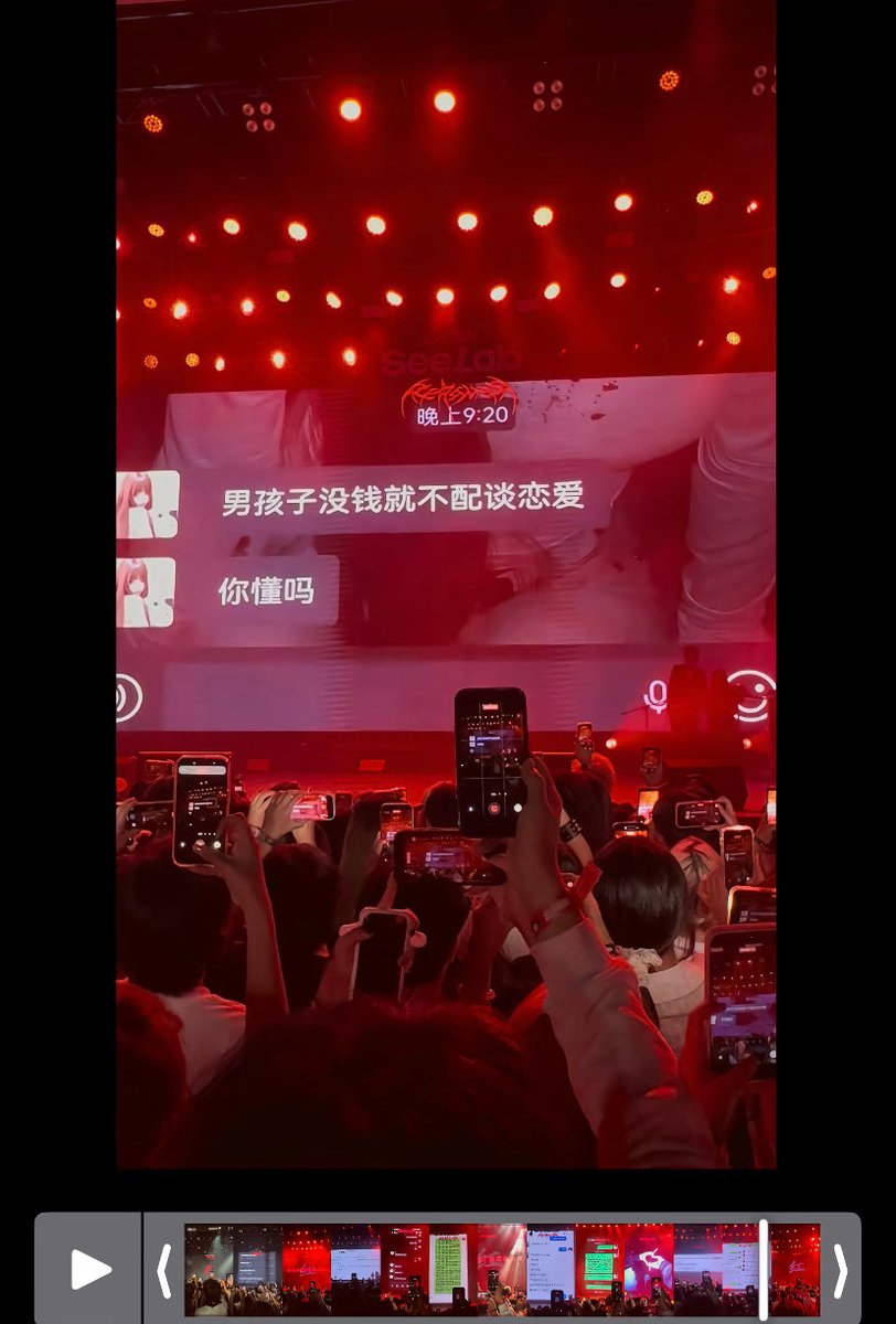chenpa528's tweet photo. 网友拍到夜场迪厅的大屏幕上，出现这样的画面：“男孩子没钱就不配谈恋爱，你懂吗？”

台下的三陪女和女客户，都一致的拿起手机拍下这一幕，并都表示赞同。

而男网友们认为一群三观不正的女性，当然喜欢不劳而获的坐享其成，无人在意。 https://t.co/bnMTLlWPa9