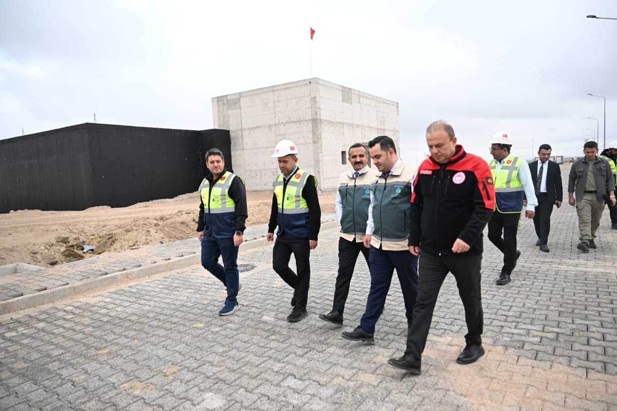 kayseritarimorm's tweet photo. 📍 KAYSERİ

Vali Yardımcımız Sayın Ömer TEKEŞ, TRGM Organize Tarım ve Hayvancılık Bölgeleri Daire Başkanı Sayın Deniz ORUÇ, İl Müdürümüz Sayın Bülent SAKLAV, Ticaret Borsası Genel Sekreteri Sayın Burak YILDIRIM ve beraberindeki heyet, Kayseri Kocasinan Jeotermal Kaynaklı Sera Organize Tarım Bölgesi’nde incelemelerde bulundu.

Gerçekleştirilen incelemelerde, bölgedeki çalışmalar ve jeotermal kaynakların tarımsal üretimde etkin kullanımına yönelik değerlendirmelerde bulunuldu.

@ibrahimyumakli @gokmen_cicek_ @DrOsmanYildiz @BulentSaklav @TCTarim @trgmresmi @kayserivaliligi
