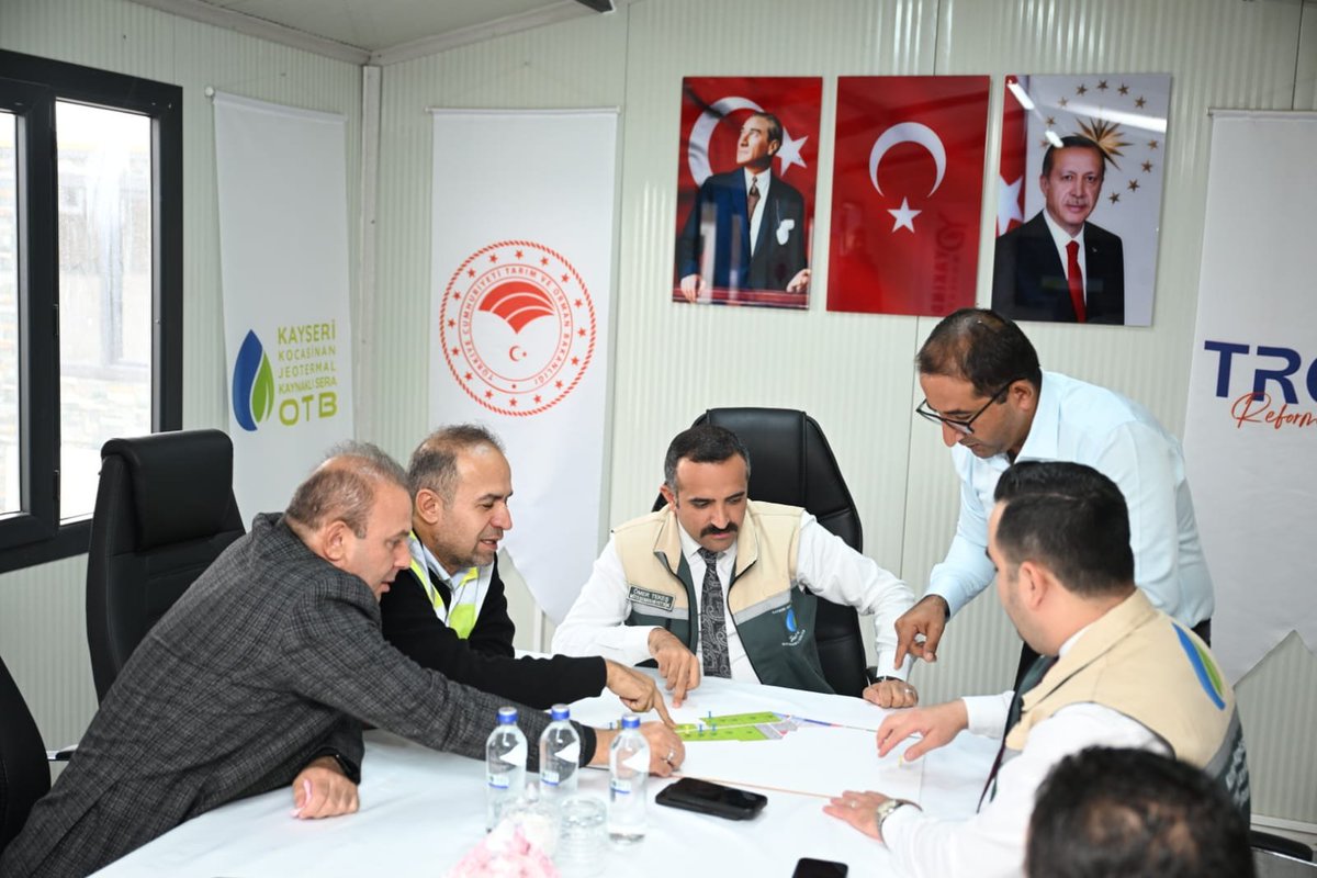 kayseritarimorm's tweet photo. 📍 KAYSERİ

Vali Yardımcımız Sayın Ömer TEKEŞ, TRGM Organize Tarım ve Hayvancılık Bölgeleri Daire Başkanı Sayın Deniz ORUÇ, İl Müdürümüz Sayın Bülent SAKLAV, Ticaret Borsası Genel Sekreteri Sayın Burak YILDIRIM ve beraberindeki heyet, Kayseri Kocasinan Jeotermal Kaynaklı Sera Organize Tarım Bölgesi’nde incelemelerde bulundu.

Gerçekleştirilen incelemelerde, bölgedeki çalışmalar ve jeotermal kaynakların tarımsal üretimde etkin kullanımına yönelik değerlendirmelerde bulunuldu.

@ibrahimyumakli @gokmen_cicek_ @DrOsmanYildiz @BulentSaklav @TCTarim @trgmresmi @kayserivaliligi