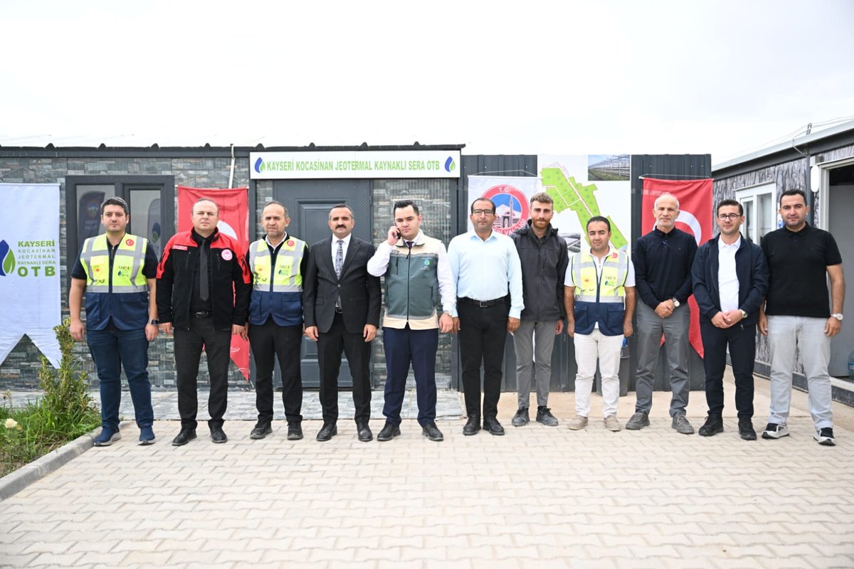 kayseritarimorm's tweet photo. 📍 KAYSERİ

Vali Yardımcımız Sayın Ömer TEKEŞ, TRGM Organize Tarım ve Hayvancılık Bölgeleri Daire Başkanı Sayın Deniz ORUÇ, İl Müdürümüz Sayın Bülent SAKLAV, Ticaret Borsası Genel Sekreteri Sayın Burak YILDIRIM ve beraberindeki heyet, Kayseri Kocasinan Jeotermal Kaynaklı Sera Organize Tarım Bölgesi’nde incelemelerde bulundu.

Gerçekleştirilen incelemelerde, bölgedeki çalışmalar ve jeotermal kaynakların tarımsal üretimde etkin kullanımına yönelik değerlendirmelerde bulunuldu.

@ibrahimyumakli @gokmen_cicek_ @DrOsmanYildiz @BulentSaklav @TCTarim @trgmresmi @kayserivaliligi