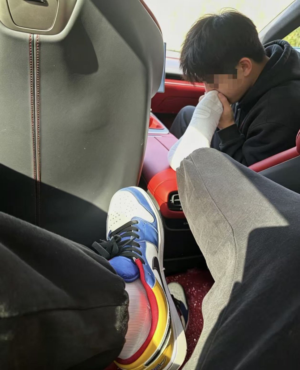 SXx0176298's tweet photo. 你爹的白袜臭脚好闻吗 #骚逼 #臭脚 https://t.co/VkJ9jo2FJN
