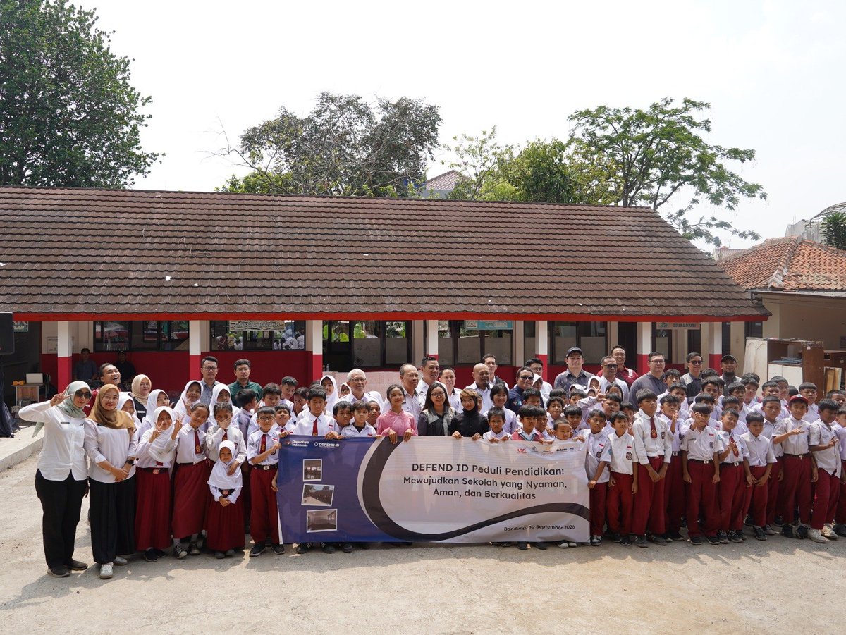officialptdi's tweet photo. Bandung (30/09) – PTDI dan anggota Holding Defend ID (PT Len Industri, PT Dahana, PT Pindad, dan PT PAL Indonesia) meresmikan renovasi ruang kelas, kamar mandi, serta fasilitas belajar di SDN 187 Lanuma Husein, Bandung.
Baca Selengkapnya [ https://t.co/10SD4iHw0E ] https://t.co/ScJLtyg4D6