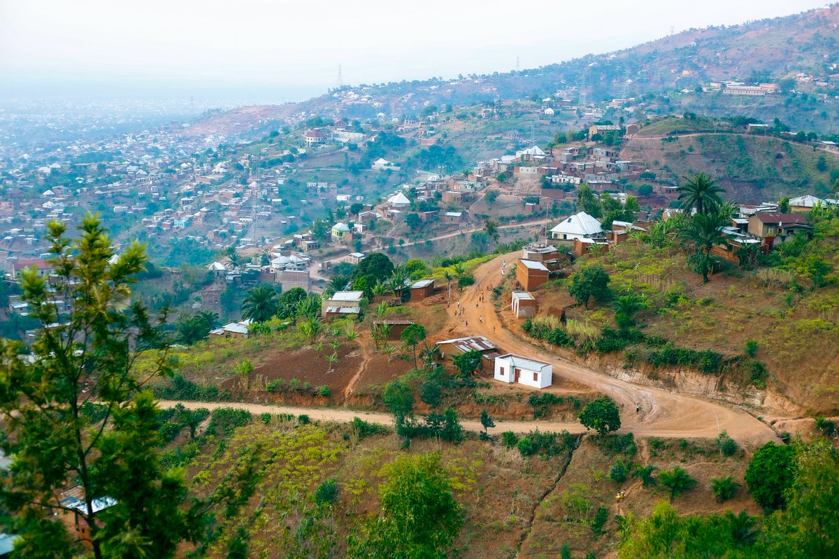 iwacuIsare's tweet photo. Les collines surplombant la ville de #Bujumbura, vues depuis le côté de #Nyambuye. Une belle vue qui met en valeur les paysages naturels du Burundi. 🇧🇮

#VisitBurundi #Burundi https://t.co/iaJ61yKYcD