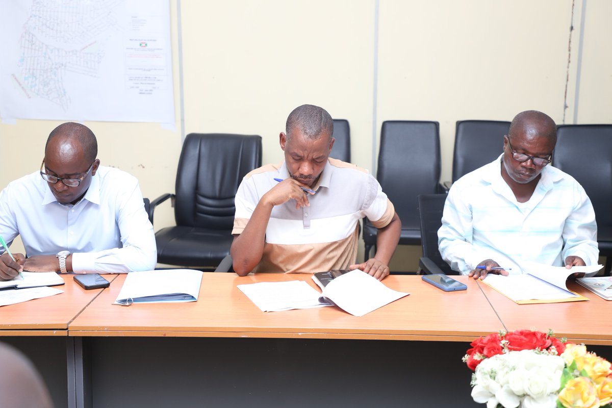 MilteBurundi's tweet photo. Le Secrétaire Permanent au #MILTE a tenu une réunion de sensibilisation à l’intention des Directeurs Provinciaux des Infrastructures, des Logements Sociaux, des Transports et de l'Equipement et des responsables de l’@obuhaoffice sur le Décret n°100/126 du 18 septembre 2026 portant viabilisation par intégration et restructuration des quartiers spontanés.
L’objectif est de renforcer l’appropriation de ce cadre légal, la coordination des acteurs et la mise en œuvre d’une urbanisation mieux planifiée, inclusive et durable.
@NtareHouse @BurundiGov