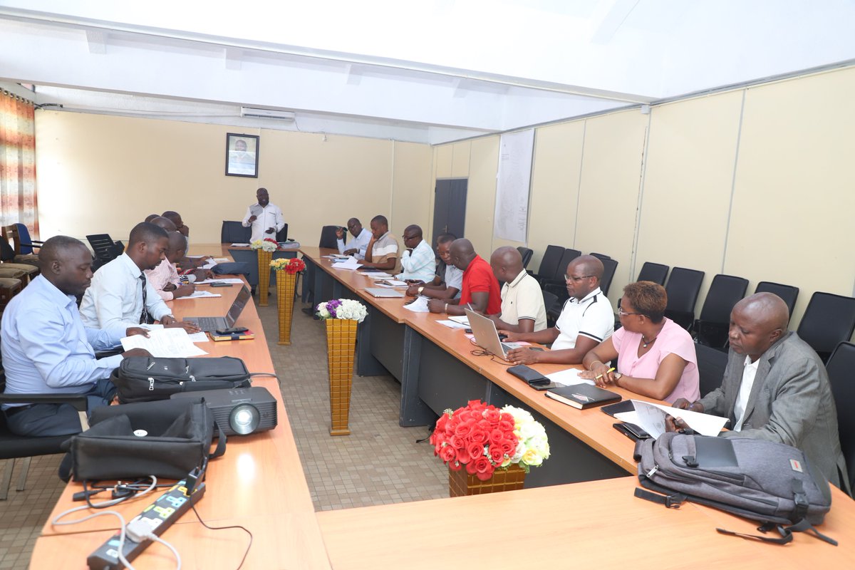 MilteBurundi's tweet photo. Le Secrétaire Permanent au #MILTE a tenu une réunion de sensibilisation à l’intention des Directeurs Provinciaux des Infrastructures, des Logements Sociaux, des Transports et de l'Equipement et des responsables de l’@obuhaoffice sur le Décret n°100/126 du 18 septembre 2026 portant viabilisation par intégration et restructuration des quartiers spontanés.
L’objectif est de renforcer l’appropriation de ce cadre légal, la coordination des acteurs et la mise en œuvre d’une urbanisation mieux planifiée, inclusive et durable.
@NtareHouse @BurundiGov