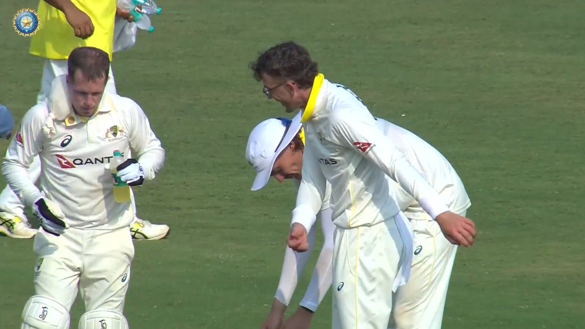 SakSpeaksHQ's tweet photo. Ain’t gonna lie, I wasn’t confident about Todd Murphy coming on this tour. 😭

But the control he’s shown today is seriously impressive. No rapid pace, no trying too much — just bowling what’s needed.

Great to see him in rhythm. 🫡 
And what a catch by Harper! 🇦🇺🔥 https://t.co/Dqsx3UBvrV