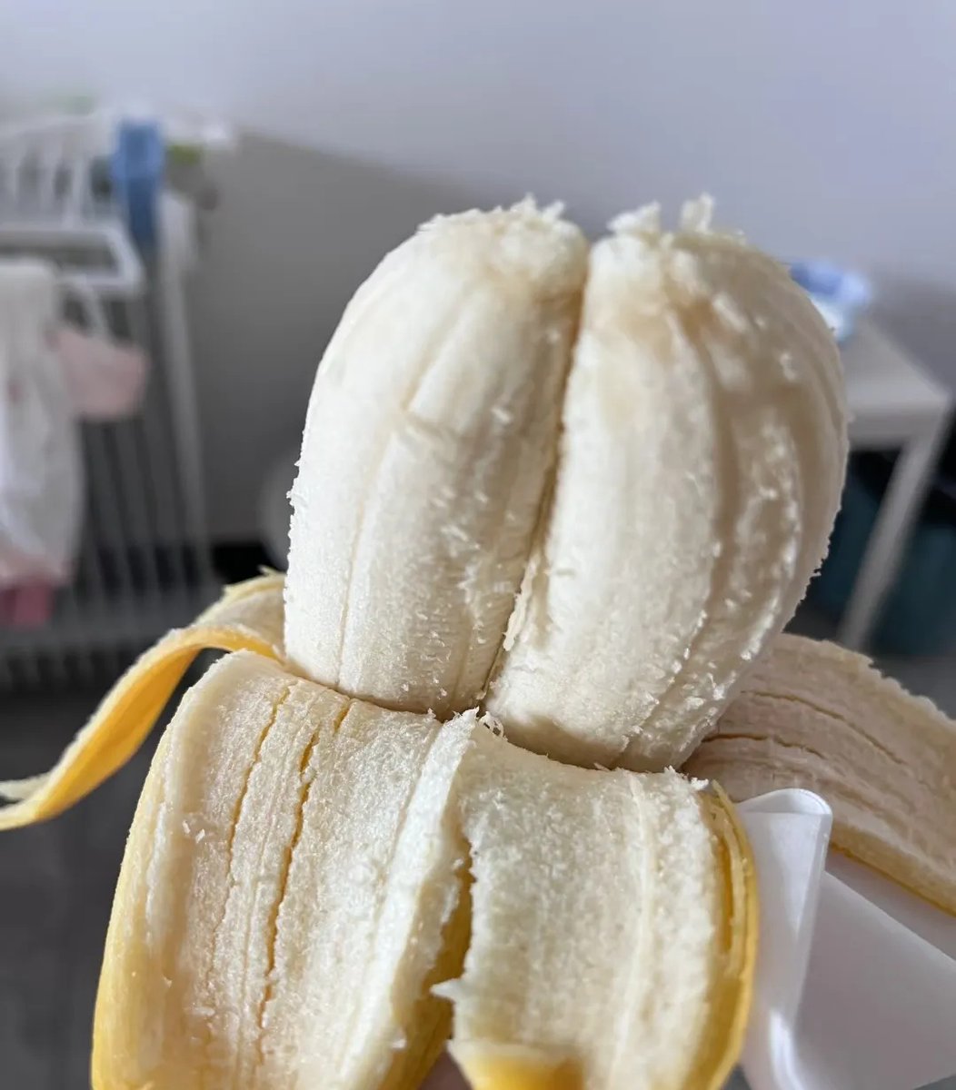 cluxvy2932's tweet photo. [Guess who sneaked a pair of bananas from the twin snack shelf during recess—total cafeteria banana escape!]， https://t.co/t6D3GuFw34