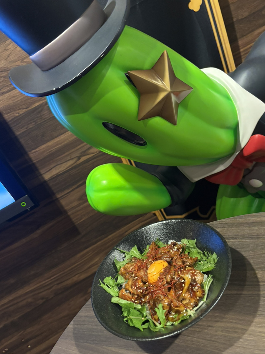eorzeacafeffxiv's tweet photo. 【🌵大阪店からのお知らせ🌵】
大阪店限定で『復刻グランドメニュー』イベントを開催中！！

『ドードーの鶏ハラミ炭火焼き丼』
ドードーのハラミを香ばしく炭火焼きにしました。
炭の香りでご飯がすすむ一品です。

第四回開催期間は、10/1(木)～11/30(月)でございます。
光の戦士の皆様のご来店、心よりお待ちしております✨
#エオカフェ #FF14 #FFXIV

ご予約はこちら→https://t.co/KmteCkFyJP