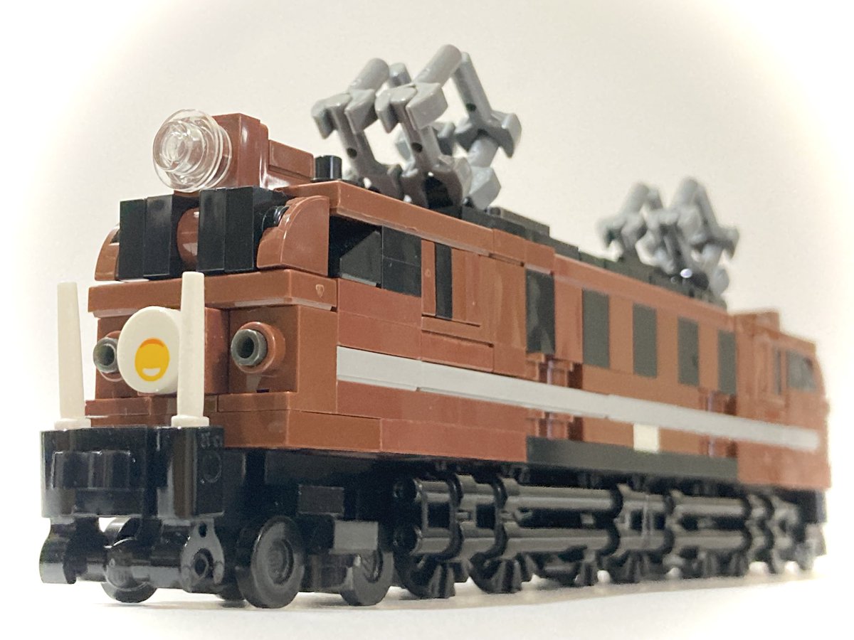 mizuki_Brick's tweet photo. レゴマイクロトレインシリーズ
EF58形電気機関車

最新のパーツ解釈でリメイク。
ついに台車を実装できた…！ https://t.co/oZyFOYCOxY