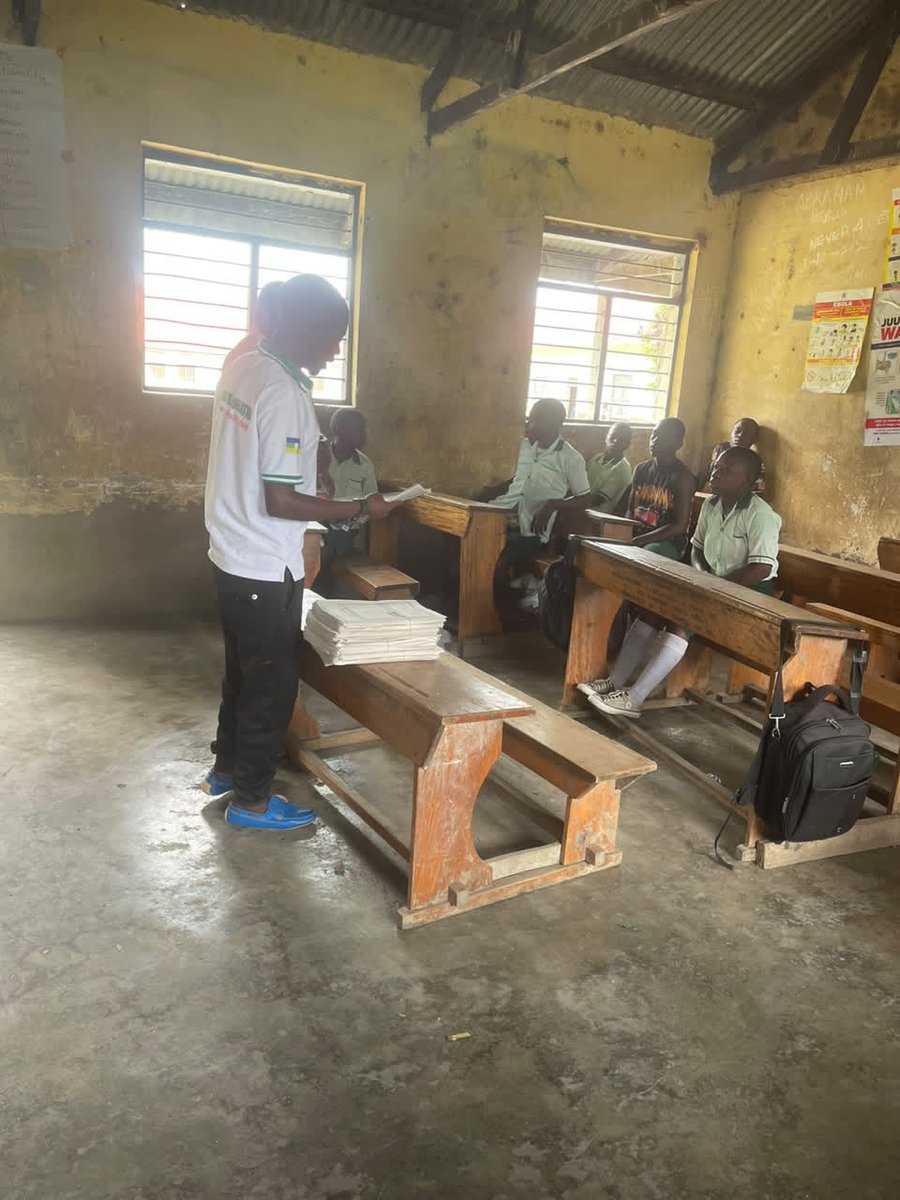 1005kgr's tweet photo. Photos!The Patriotic League of Uganda (PLU) Coordinator for Nyakiyumbu Sub-county in Kasese District, Mr Kato Zunguka, has donated free Pre-Primary Leaving Examinations (Pre-PLE) to Primary Seven candidates at Kayanja Primary School in Nyakiyumbu Sub-county.
#kgrupdates https://t.co/wv5EXLn3oa