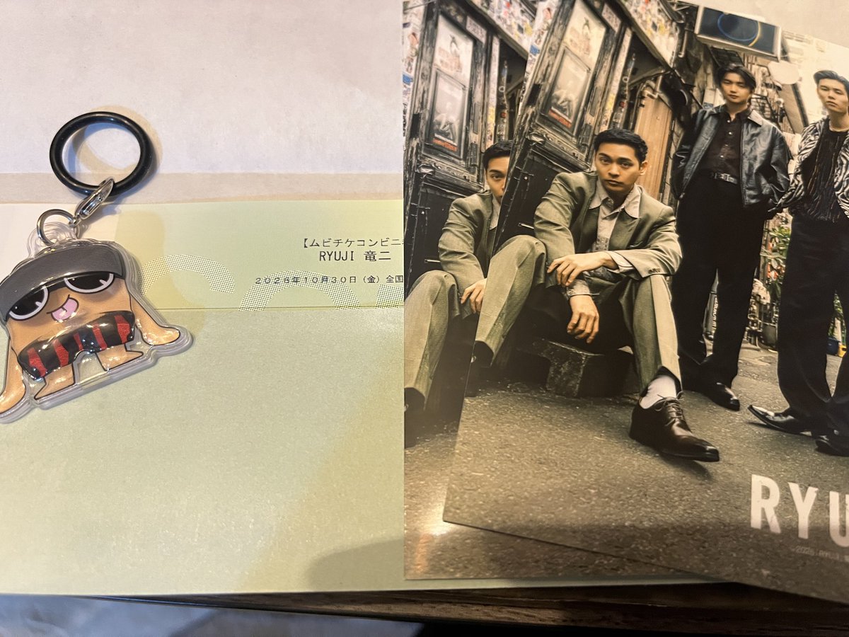 s_kk__27's tweet photo. ムビチケコンビニ券
ランダムと言いつつみんな2種類出てるし
2枚買えばいいのかーってコレ⬇️
最近ランダム運良かったのに
笑顔2枚だった方いますか？
もう1枚買う勇気ないので帰ってきた🏠
ジュノンータスケテ笑
 #映画RYUJI https://t.co/FoDXQOdbtz