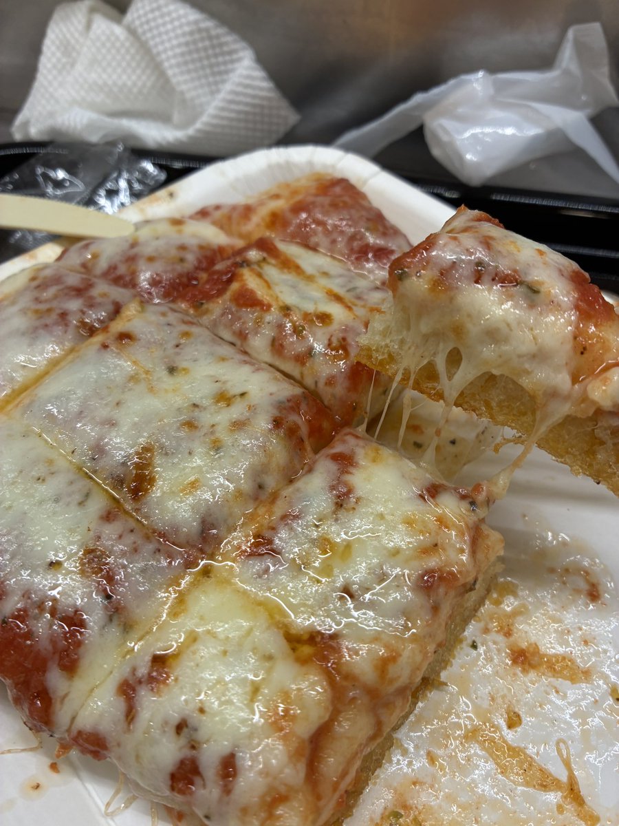 Ner54_k's tweet photo. Spontiniでピザ食った
分厚いし思ったよりデ���くてうま！ https://t.co/Ozt2BioumJ