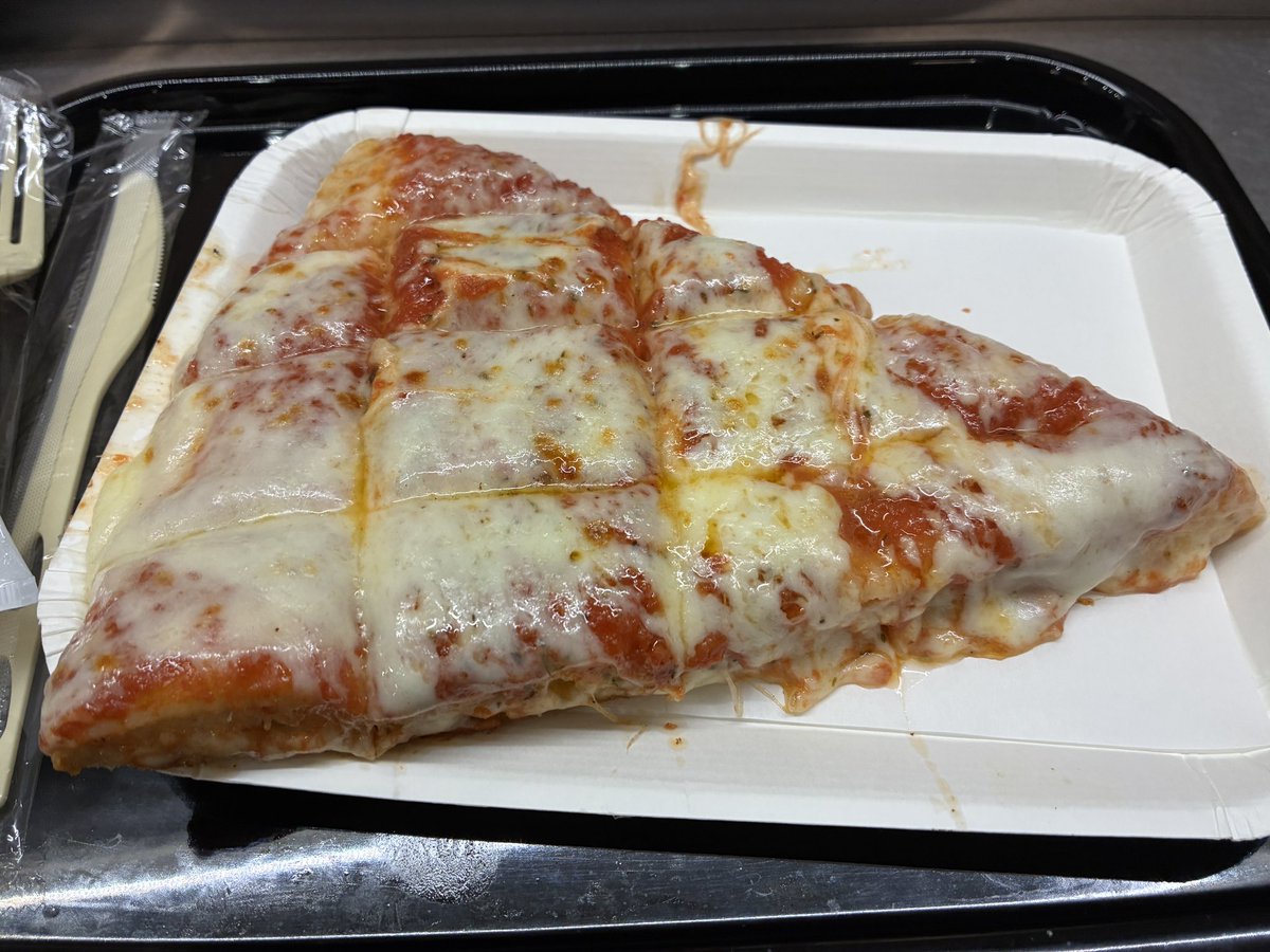 Ner54_k's tweet photo. Spontiniでピザ食った
分厚いし思ったよりデ���くてうま！ https://t.co/Ozt2BioumJ
