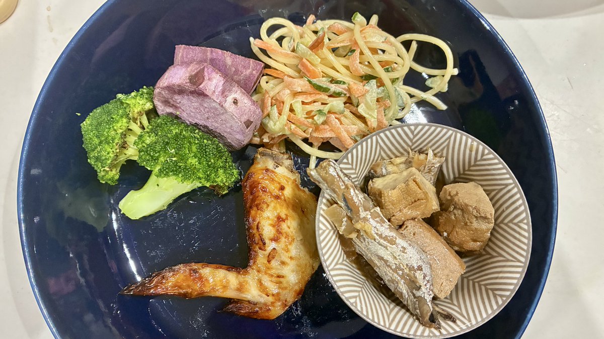 tukituki0809's tweet photo. 🍚今日の晩ごはん🍚
メイン　塩麹手羽先
　　　　太刀魚の甘辛煮
副菜　　さつまいもとブロッコリー
　　　　スパサラ
汁物　　味噌汁（厚揚げ、玉ねぎ、エリンギ）

太刀魚めっちゃ小骨おおかった😓
#今日の晩ごはん https://t.co/gcxjQypYAi