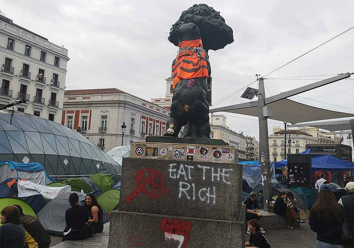 pabloharour's tweet photo. Los perroflautas de la acampada de la Puerta del Sol han dejado hecho un asco el oso y el madroño, todo un símbolo de Madrid

Estos son los que se llenan la boca de que hay que cuidar de lo público https://t.co/JIrUgLkXPi