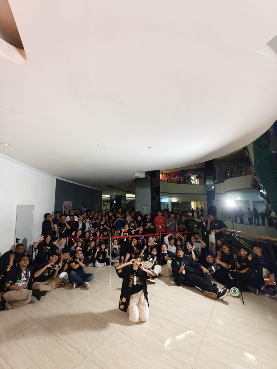 F_OllaJKT48's tweet photo. happy anniversary juga buat my fengbess Olla The Miracle. Makasih yaa selalu dukung dan temani aku sampe 8 tahun ini WKWK walaupun kita GENGSI tapi i love you loh 💖🥳 
#8eThereForOlla #8thAnniversaryOTM https://t.co/qWvcCGeVBJ