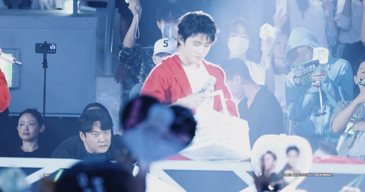imnotyourjeff's tweet photo. ไปนั่งดูคลิปมา เพิ่งสังเกตว่ามีตัวแทนหมู่บ้านไปถือพัด "JAEDO" หน้าป๊าม๊าเลยด้วยซ้ำ แบบตรงหน้าน้องโดยองเลย มองลงไปคือเห็นเพราะด้านนึงเขียนว่า JAEDO อีกด้านเป็นรูปป๊าม๊าบั้ม fact check ตอนป๊าส่งเครื่องบินกระดาษให้ม๊าตัวแทนหมู่บ้านน่าจะอัดคลิปละกรี๊ดอยู่ พอป๊าเดินข้ามไปอีกรถลางชีรีบชูพัดขึ้นมาโบก โบกนานด้วยอยู่หน้าน้องโดยองเลย แอบสังเกตสายตาน้องโดยองไม่รู้ว่าชีจะเห็นมั้ย แต่มันมีจังหวะที่ชีมองตรงนั้น 2-3 รอบ อ่ย เอ็นดูตัวแทนหมู่บ้านมาก
