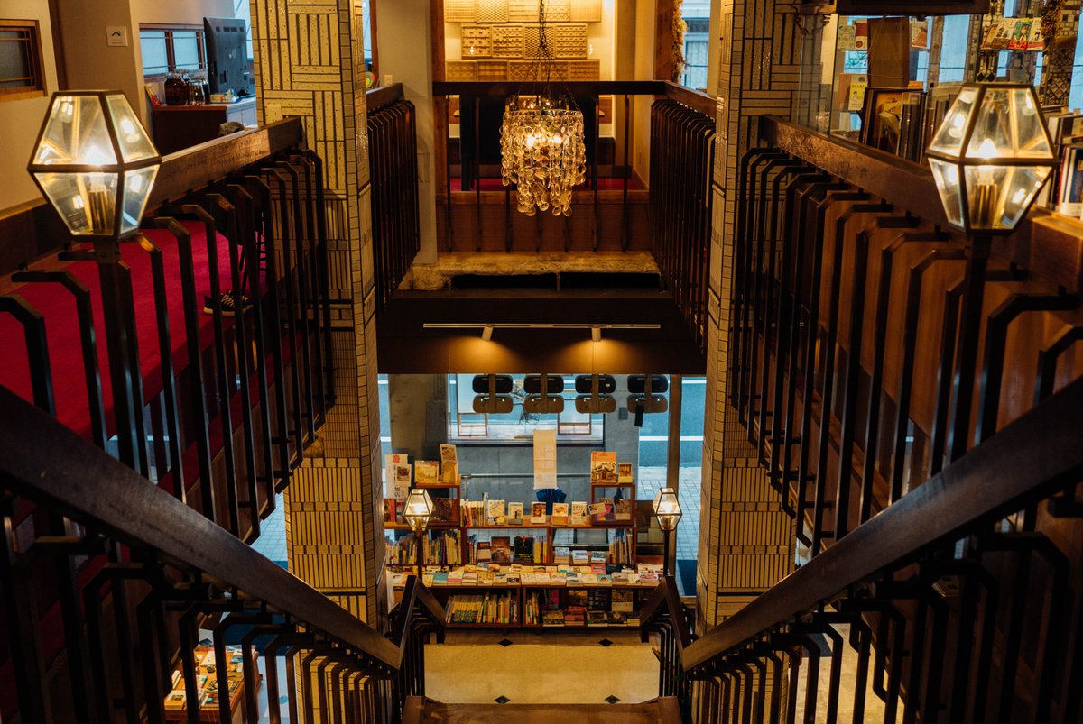 keisuke9498's tweet photo. 多治見にある「ひらく本屋 東文堂本店」へ。もともとは時計・宝飾店だった建物をリノベーションした本屋で、店内を歩いていると思いがけないところで別のジャンルの本に出会います。目的の本を探しに行くというより本を眺めながら歩いて偶然の出会いを楽しむ。そんな本屋でした。
#ひらく本屋 #多治見 https://t.co/jXMeUI1tvj