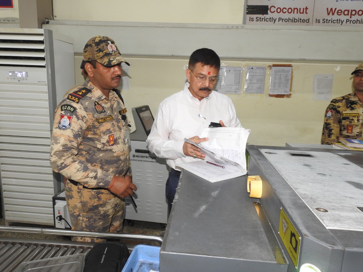 DG_UPSSF's tweet photo. निरीक्षण के दौरान श्रीमती निहारिका शर्मा, सेनानायक, 26वीं वाहिनी पीएसी, गोरखपुर, श्री विजय कौशल, एजीएम (ऑपरेशन) एयरपोर्ट, श्री अशोक कुमार यादव, सहायक सेनानायक, 02वीं वाहिनी विशेष सुरक्षा बल, गोरखपुर एवं https://t.co/0g7SshoIyW
