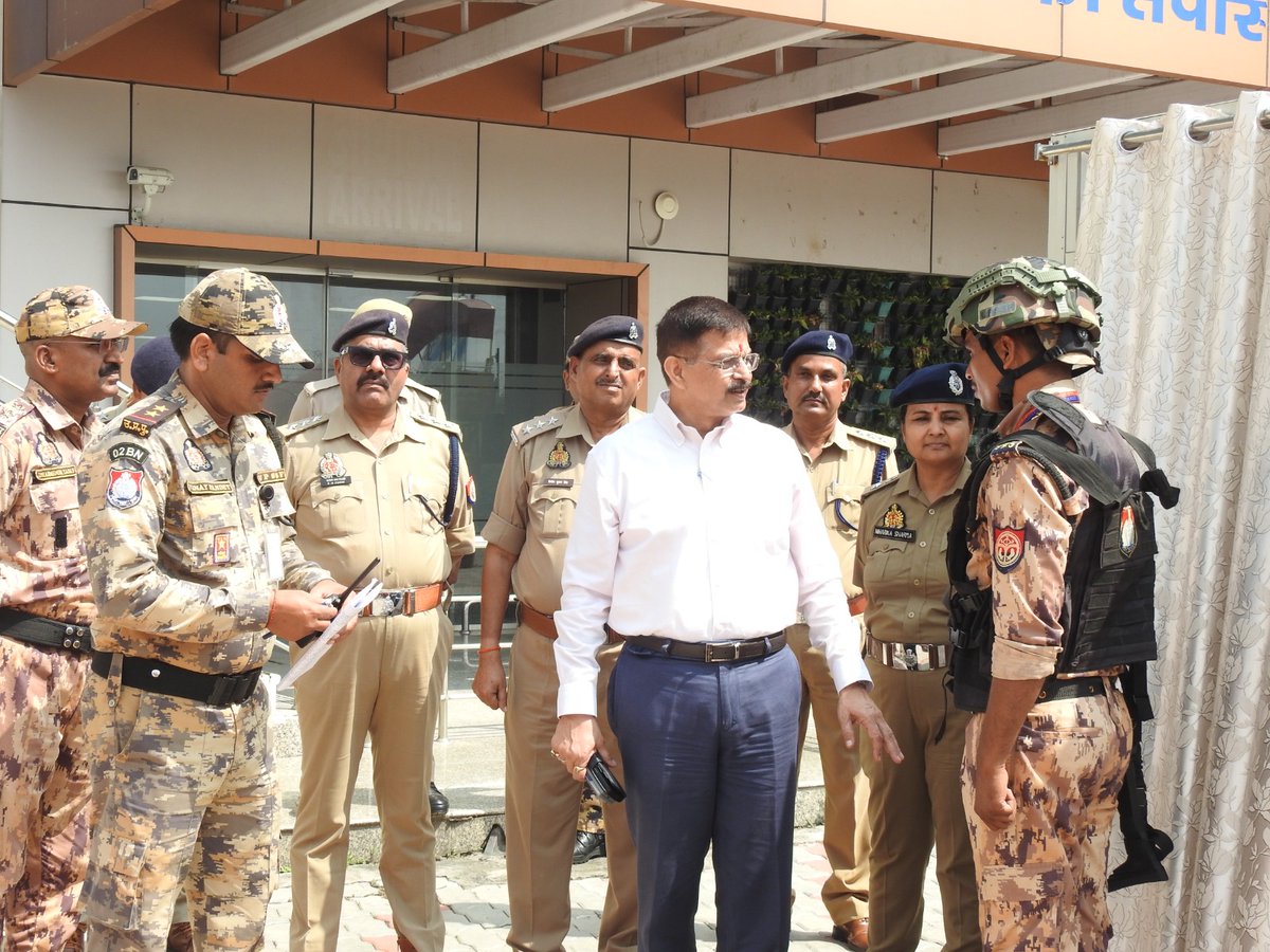 DG_UPSSF's tweet photo. निरीक्षण के दौरान श्रीमती निहारिका शर्मा, सेनानायक, 26वीं वाहिनी पीएसी, गोरखपुर, श्री विजय कौशल, एजीएम (ऑपरेशन) एयरपोर्ट, श्री अशोक कुमार यादव, सहायक सेनानायक, 02वीं वाहिनी विशेष सुरक्षा बल, गोरखपुर एवं https://t.co/0g7SshoIyW