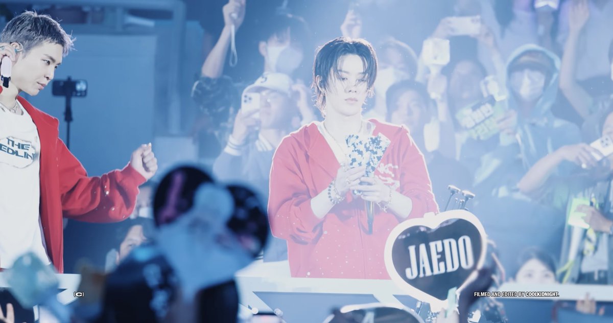 imnotyourjeff's tweet photo. ไปนั่งดูคลิปมา เพิ่งสังเกตว่ามีตัวแทนหมู่บ้านไปถือพัด "JAEDO" หน้าป๊าม๊าเลยด้วยซ้ำ แบบตรงหน้าน้องโดยองเลย มองลงไปคือเห็นเพราะด้านนึงเขียนว่า JAEDO อีกด้านเป็นรูปป๊าม๊าบั้ม fact check ตอนป๊าส่งเครื่องบินกระดาษให้ม๊าตัวแทนหมู่บ้านน่าจะอัดคลิปละกรี๊ดอยู่ พอป๊าเดินข้ามไปอีกรถลางชีรีบชูพัดขึ้นมาโบก โบกนานด้วยอยู่หน้าน้องโดยองเลย แอบสังเกตสายตาน้องโดยองไม่รู้ว่าชีจะเห็นมั้ย แต่มันมีจังหวะที่ชีมองตรงนั้น 2-3 รอบ อ่ย เอ็นดูตัวแทนหมู่บ้านมาก