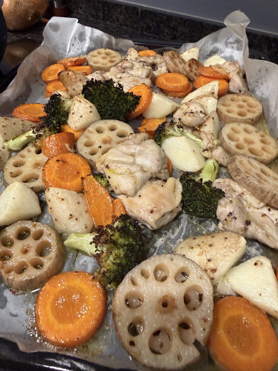 itsnakau's tweet photo. 時間がない時こそ、ちょー適当オーブン焼き🥦🍖
オリーブオイルと塩胡椒だけでもしっかり味が決まる。
子供たちもバクバク食べてくれる https://t.co/CKodyRbwrf