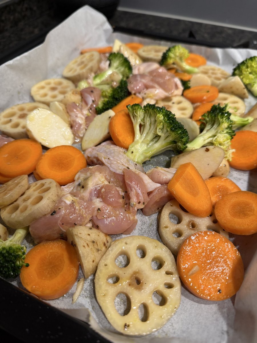 itsnakau's tweet photo. 時間がない時こそ、ちょー適当オーブン焼き🥦🍖
オリーブオイルと塩胡椒だけでもしっかり味が決まる。
子供たちもバクバク食べてくれる https://t.co/CKodyRbwrf