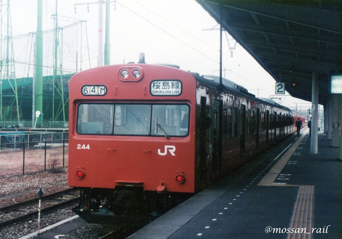 mossan_rail's tweet photo. 1993.12.29 桜島駅にて
御用納めの翌日だというのに、桜島方面に向かう通勤と思われる乗客は多かった。 https://t.co/EM6AWUcc7X