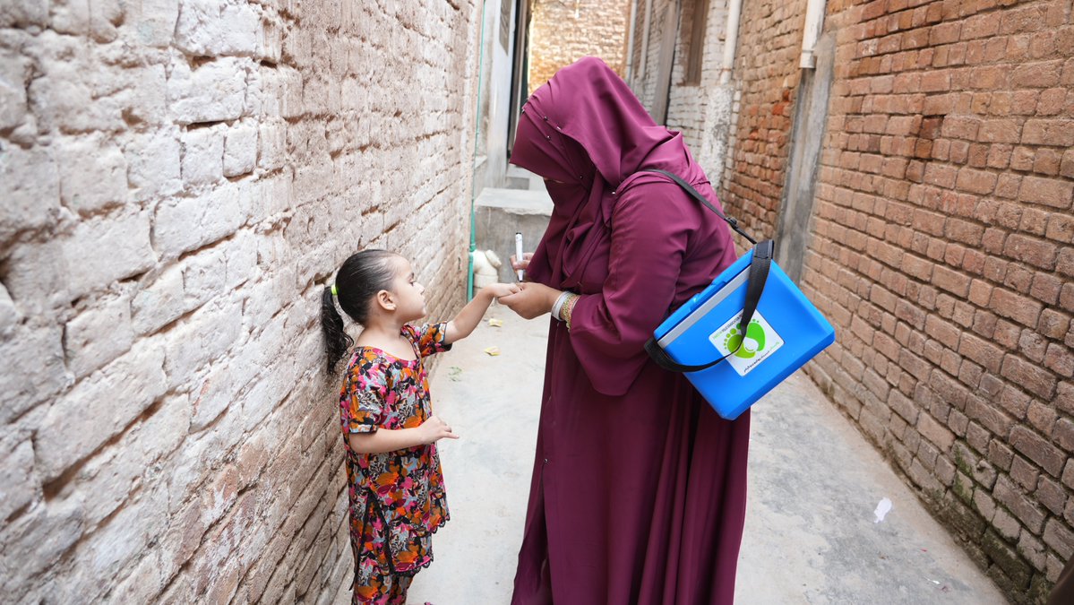 PakFightsPolio's tweet photo. Every marked finger tells a story of protection. 💧

During the September polio campaign, 28.2 million children under five were vaccinated against polio across 112 districts, made possible by the dedication of more than 273,000 frontline workers and the continued support of our partners and donors.

The Pakistan Polio Eradication Programme extends its sincere appreciation to all partners and donors whose sustained commitment helps vaccines reach children, strengthens frontline efforts and brings Pakistan closer to stopping poliovirus transmission.

Thank you for standing with Pakistan, our frontline workers, communities and every child on the journey towards a polio-free future.
#2DropsEveryChildEveryTime #EndPolioNow #PolioFreePakistan #VaccinesWork #HealthForAll
@RotaryPakistan
 
@UNICEF_Pakistan
@WHOPakistan 
@gavi
@CDCgov 
@KSRelief_EN 
@MofaJapan_en 
@jica_direct_en 
@BMZBund 
@mbz_foundation 
@gatesfoundation