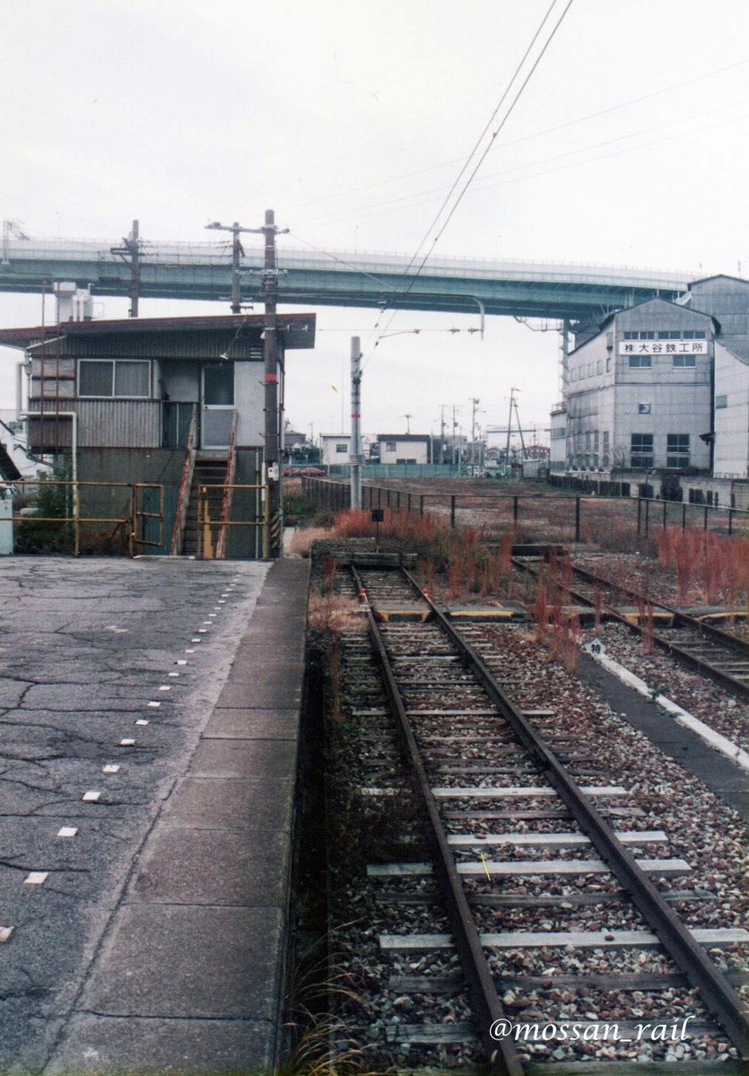 mossan_rail's tweet photo. 1993.12.29 桜島駅にて
御用納めの翌日だというのに、桜島方面に向かう通勤と思われる乗客は多かった。 https://t.co/EM6AWUcc7X