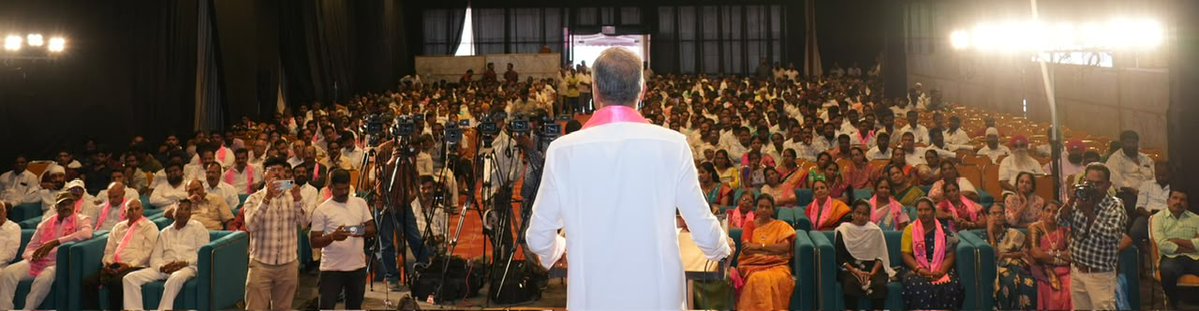 HarishRaoOffice's tweet photo. సనత్‌నగర్ నియోజకవర్గంలో జరిగిన గ్రాడ్యుయేట్ ఎమ్మెల్సీ ఓటరు నమోదు సన్నాహక సమావేశంలో పాల్గొన్న మాజీ మంత్రి, బీఆర్ఎస్ డిప్యూటీ ఫ్లోర్ లీడర్ @BRSHarish గారు. 

ఈ సందర్భంగా మాట్లాడుతూ.. 

✳️ నవరాత్రి, దసరా తర్వాత ఓటు నమోదు చేసుకుందాం, టైం ఉంది కదా అనే భావన వద్దు. ఈ క్షణం నుండి ఓటరు నమోదు కార్యక్రమాలు ప్రారంభించాలి.

✳️ BRS వాళ్ళు వచ్చి ఓటు రాయిస్తే ఆ ఓటర్ బిఆర్ఎస్ పట్ల పాజిటివ్ గా ఉంటాడు. First come First, మీరు క్షేత్ర స్థాయిలో పని ప్రారంభించండి.

✳️ హైదరాబాద్ లో ఎక్కడ చూడని క్రమశిక్షణ శీనన్న మీటింగ్ లో చూస్తా. మీరంతా శీనన్న ఫ్యామిలీ.

✳️ పోయిన సారి వాణి అక్క నిలబడ్డప్పుడు ఫస్ట్ మీటింగ్ సనత్ నగర్ లోనే పెట్టాం, వాణి అక్కను గెలిపించుకున్నాం, బోణి కొట్టాం. ఈ సారి కూడా సనత్ నగర్ నుండే మొదలు పెట్టాం మల్లి గెలుస్తున్నాం.

✳️ పోయినసారి 10,490 గ్రాడ్యుయేట్ ఎమ్మెల్సీ ఓట్లు సనత్ నగర్ నియోజకవర్గంలో నమోదు చేసాం. ఈసారి డబల్ చేద్దాం. రేపటి నుండే ఫీల్డ్ లో కష్టపడుదాం.

✳️ ఒక బిఆర్ఎస్ కార్యకర్త పొద్దున్న ఒక రెండు గంటలు, రాత్రి ఒక రెండు గంటలు అప్లికేషన్ ఫారంలు నింపితే రోజుకు 40 ఫారంలు నింపొచ్చు.

✳️ పాజిటివ్, ప్లీజింగ్ మైండ్ తో వెళ్ళాలి. స్లొగన్స్, గుంపులు గుంపులుగా వెళ్లొద్దు.  

✳️ యువత, ఉద్యోగులు, రిటైర్డ్ ఉద్యోగులు, కాలేజీ యాజమాన్యాలు ఎవ్వరు కూడా రేవంత్ రెడ్డి కి ఓటు వేసే పరిస్థితి లేదు.

✳️ మూడు సంవత్సరాలుగా విద్యార్థులకు ఫీజు రీయింబర్స్‌మెంట్ ను ఆపేసాడు. రాజశేఖర్ రెడ్డి గారు ఈ పథకాన్ని తెచ్చినా, పేద విద్యార్థులకు మంచి జరుగుతున్నదని కెసిఆర్ గారు కొనసాగించిండు.

✳️ 2014కు ముందు కాంగ్రెస్ పెట్టి పోయిన 1500 కోట్ల ఫీజు రీయింబర్స్‌మెంట్ బకాయిలను చెల్లించిండు కెసిఆర్. తొమ్మిదిన్నర సంవత్సరాలలో 19 వేల కోట్ల ఫీజు రీయింబర్స్‌మెంట్ ఇచ్చాడు మన కెసిఆర్.

✳️ బిసి, ఎస్సీ, ఎస్టీ విద్యార్థులకు ఇబ్బంది రావొద్దని కరోనా వచ్చినా, నోట్ల రద్దు జరిగినా ఫీజు రీయింబర్స్‌మెంట్ ఆగలేదు.

✳️ మూడు సంవత్సరాల రేవంత్ పాలనలో ఫీజు రీయింబర్స్‌మెంట్ ఆగిపోయింది. విద్యార్థులకు సర్టిఫికెట్లు ఇవ్వడం లేదు. రేవంత్ రెడ్డి పుణ్యమా అని పిల్లల ఉన్నత చదువులు ఆగిపోతున్నాయి, పిల్లలు ఉద్యోగ అవకాశాలు కోల్పోతున్నారు.

✳️ ఎన్నికల అప్పుడు కాంగ్రెస్ పార్టీ మొదటి సంవత్సరంలోనే రెండు లక్షల ఉద్యోగాలు ఇస్తామని హామీ ఇచ్చారు. వీళ్ళ మాటలను తెలంగాణ ప్రజలు నమ్మరెమో అని రాహుల్ గాంధీతో ప్రియాంక గాంధీతో అశోక్ నగర్ చౌరస్తాలో నాటకాలు ఆడించారు, నేడు అధికారంలోకి వచ్చినాక ముఖం చాటేశారు.

✳️ దేశంలోనే ఏ రాష్ట్రం ఇవ్వని విధంగా ప్రభుత్వ ఉద్యోగులకు మొదటిసారి 42%, రెండవసారి 31% PRC ఇచ్చిన ఒకే ఒక్క నాయకుడు కెసిఆర్ గారు. 

✳️ కాంగ్రెస్ అధికారంలోకి వస్తే వెనువెంటనే PRC ఇస్తాం, DAలు క్లియర్ చేస్తాం అన్నారు. మూడున్నరయేండ్లు అయ్యింది PRC అతీగతీ లేదు. 5 DAలు పెండింగ్ లో ఉన్నాయి.

✳️ సచివాలయంలో రిటైర్డ్ ఉద్యోగులు ధర్నా చేస్తున్నారు. 15% కమిషన్ ఇస్తేనే వాళ్ళు GPF, పెన్షన్ డబ్బులు ఇస్తామంటుంటే ఫైనాన్స్ మినిస్టర్ ఛాంబర్ ముందు నిరసన తెలుపుతున్నారు. దేశ చరిత్రలోనే ఫైనాన్స్ మినిస్టర్ ఛాంబర్ ముందు ఉద్యోగులు నిరసన చేసిన చరిత్ర లేదు.

✳️ హైదరాబాద్ బ్రాండ్ ఇమేజ్ ని పెంచింది బిఆర్ఎస్. ఎన్నో పెట్టుబడులు వచ్చాయి, ఐటీలో గాని, ఇండస్ట్రీయల్ లో గాని, హైదరాబాద్ అభివృద్ధిలో గాని కేసీఆర్ ప్రభుత్వం చేసిన కృషి మర్చిపోలేనిది. కరోనా వచ్చినా ఫ్లైఓవర్లు కట్టినం.

✳️ నేడు హైదరాబాద్ బ్రాండ్ ఇమేజ్ ను దెబ్బతీస్తున్న రేవంత్ రెడ్డి. ఒకవైపు హైడ్రా, ఒకవైపు 22A, ఇంకో వైపు అవినీతితో రియల్ ఎస్టేట్ కుప్పకూలిపోయింది.

✳️ ప్రజలు అందరు బిఆర్ఎస్ వైపు చూస్తున్నారు. మల్ల వచ్చేది బిఆర్ఎస్ ప్రభుత్వమే. ఈ ఎమ్మెల్సీ ఎన్నికల గెలుపుతో రేవంత్ రెడ్డి పతనం ప్రారంభం అవుతుంది.

✳️ రేవంత్ రెడ్డి సిరిసిల్లకు దండయాత్రకు పోతుండట, దండయాత్ర చేయడానికి అది ఏమైనా శత్రువు రాజ్యమా..? సిరిసిల్ల తెలంగాణలో లేదా..?

✳️ 4000 మంది పోలీసులతోని బిఆర్ఎస్ కార్యకర్తలను, ఉద్యమకారులను అరెస్టు చేసి పోలీస్ స్టేషన్లో కూర్చోబెడుతున్నారు.

✳️ ఒక్కసారి సిరిసిల్లలో అడుగు.. కేటీఆర్ కు ముందు కేటీఆర్ కు తర్వాత ఎంత అభివృద్ధి జరిగిందో వాళ్లే నీకు సమాధానం చెప్తారు.