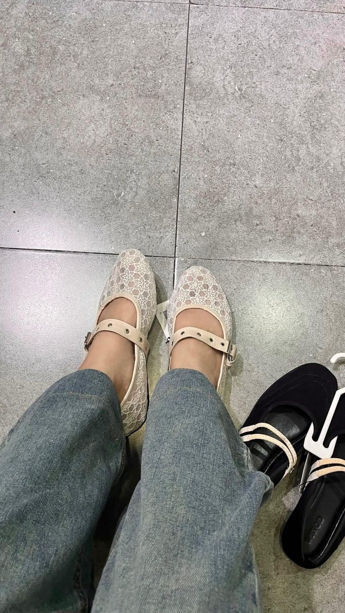 ratjunmuu's tweet photo. DI KONDISI KAYAK GINI, KAYAKNYA UDAH GA MAMPU BELI SEPATU JUTAAN 😭🙏🏻

Mending beli flatshoes dari toko ini, 50 RIBUAN doang tapi modelnya bagus-bagus dan ternyata nyaman banget dipake 😭🫵🏻✨ https://t.co/qDX7i1X0ma